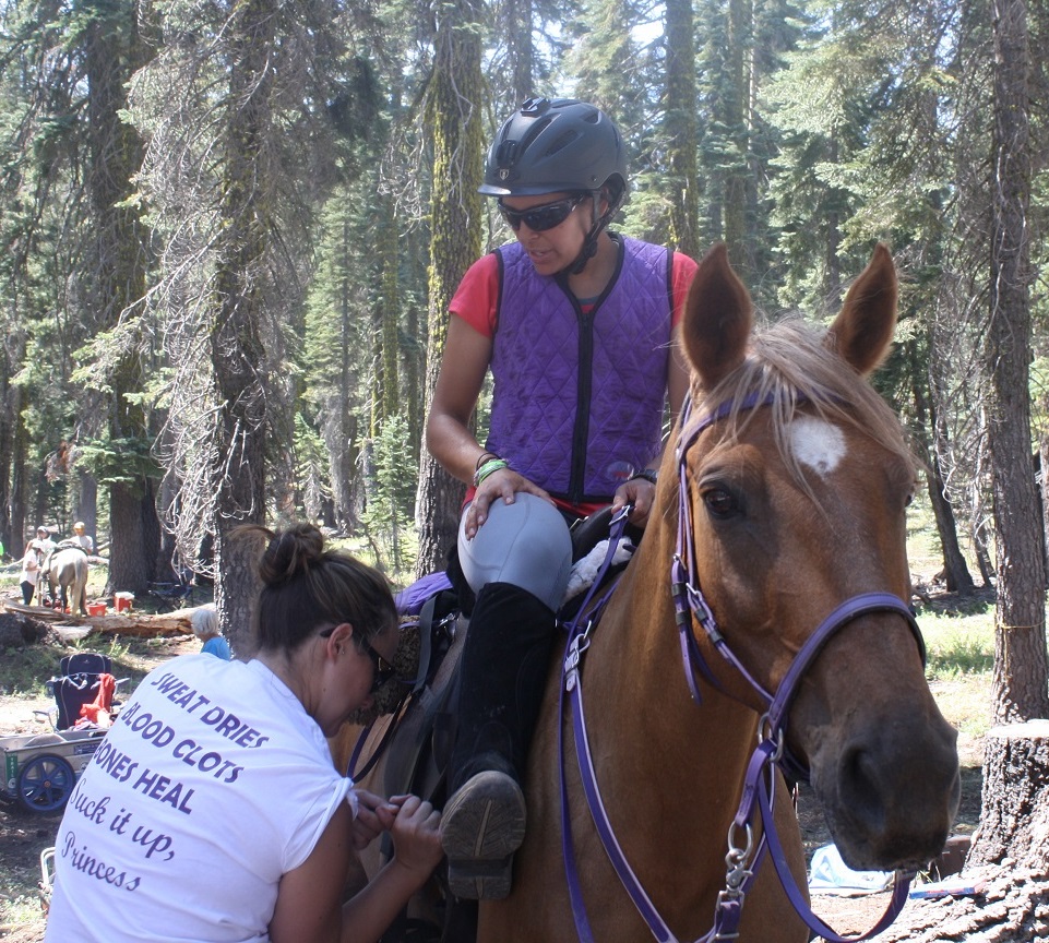 Ashley tightens my girth, before we head out of Robinson Flat.